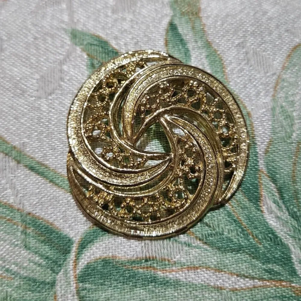 vintage cottagecore whimsigoth gold tone swirly brooch